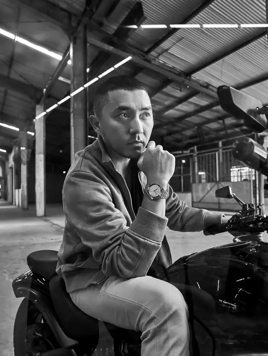 Omesh merupakan kolektor jam tangan dan pecinta sepeda motir. Pendekatan retro dan neo yang mewah, serta modern Breitling selaras dengan Omesh. Omesh mencari jam tangan dengan fleksibilitas dan kemampuan beradaptasi yang bisa melengkapi gaya hidup aktifnya. Foto: Document/Breitling.