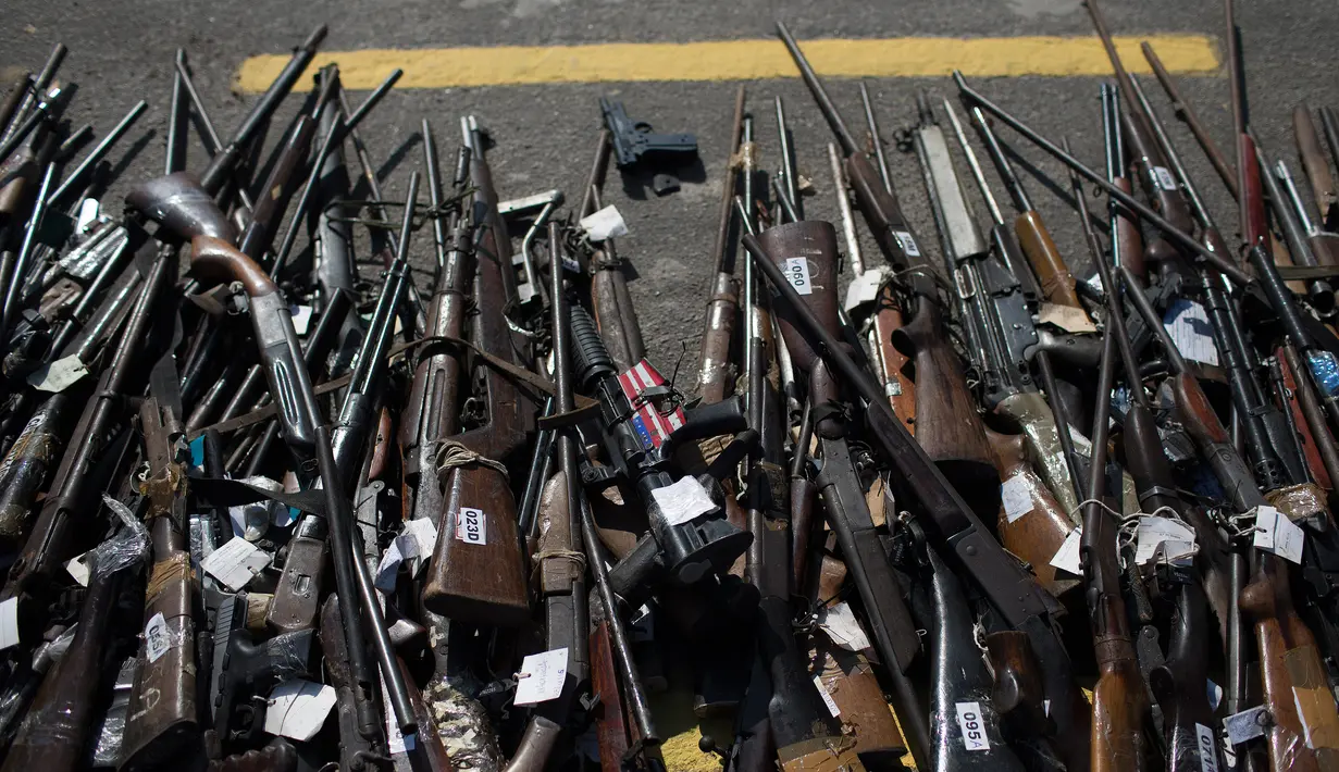 Sejumlah senjata api yang berhasil disita dikumpulkan sebelum dihancurkan di Rio de Janeiro, Brasil, Rabu (20/12). Sekitar 2000 senjata api hasil sitaan tentara dan polisi federal Brasil dihancurkan. (AP Photo/Leo Correa)