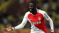 Gelandang AS Monaco, Tiemoue Bakayoko, merayakan gol yang dicetaknya ke gawang Caen pada laga Liga Prancis di Stadion Louis II, Monaco, Rabu (21/12/2016). (AFP/Valery Hache)