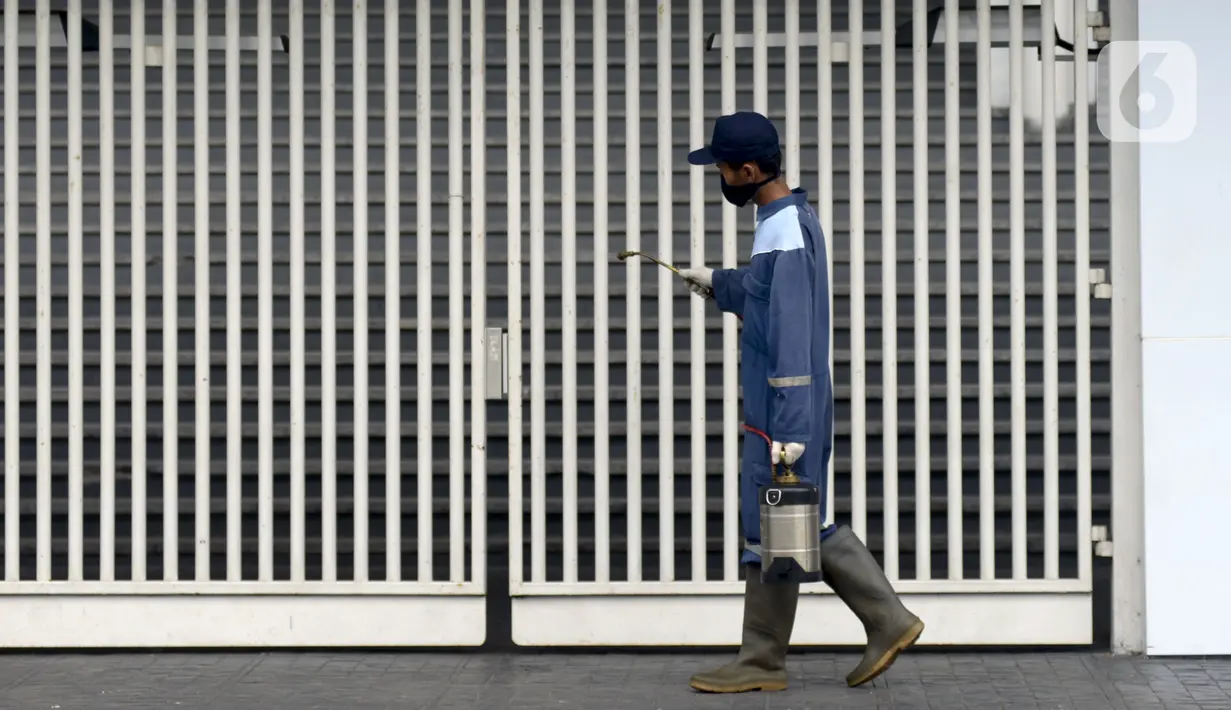 Petugas menyemprotkan cairan disinfektan di Stadion Utama Gelora Bung Karno (SUGBK), Jakarta, Kamis (26/3/2020). Penyemprotan dilakukan guna mencegah penyebaran virus corona COVID-19 di seluruh venue kawasan SUGBK. (merdeka.com/Imam Buhori)