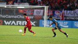 Pesepak bola Timnas Indonesia Saddil Ramdani menggiring bola saat melawan Brunei Darussalam dalam pertandingan Grup A Piala AFF 2022 di Stadion Kuala Lumpur, Malaysia, Senin (26/12/2022). Indonesia mengalahkan Brunei Darussalam dengan skor 7-0. (Liputan6.com/PSSI)