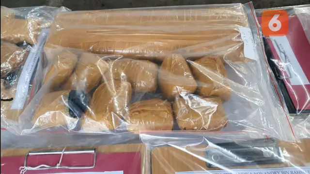 Barang bukti berbagai jenis narkotika dan obat keras terbatas diamankan dari 37 tersangka, di Halaman Polres Sukabumi Kota (Liputan6.com/Fira Syahrin)