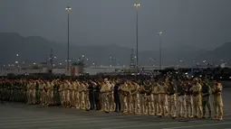 Para anggota pasukan khusus Saudi melaksanakan salat Maghrib sebelum parade militer sebagai persiapan pengamanan ibadah haji, di Mekah, Arab Saudi, Kamis 21 Mei 2026. (AP Photo/Altaf Qadri)