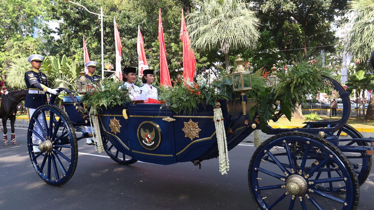Potret dan Makna Kirab Bendera Pusaka dan Teks Proklamasi