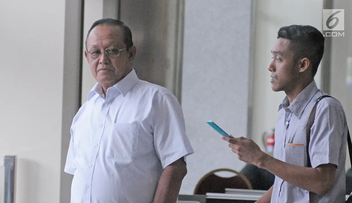 Wakil Wali Kota Mojokerto, Suyitno berjalan menuju lobi Gedung KPK seusai menjalani pemeriksaan, Kamis (15/2). Selain Suyitno, KPK juga memanggil sejumlah anggota DPRD Kota Mojokerto. (Liputan6.com/Herman Zakharia)