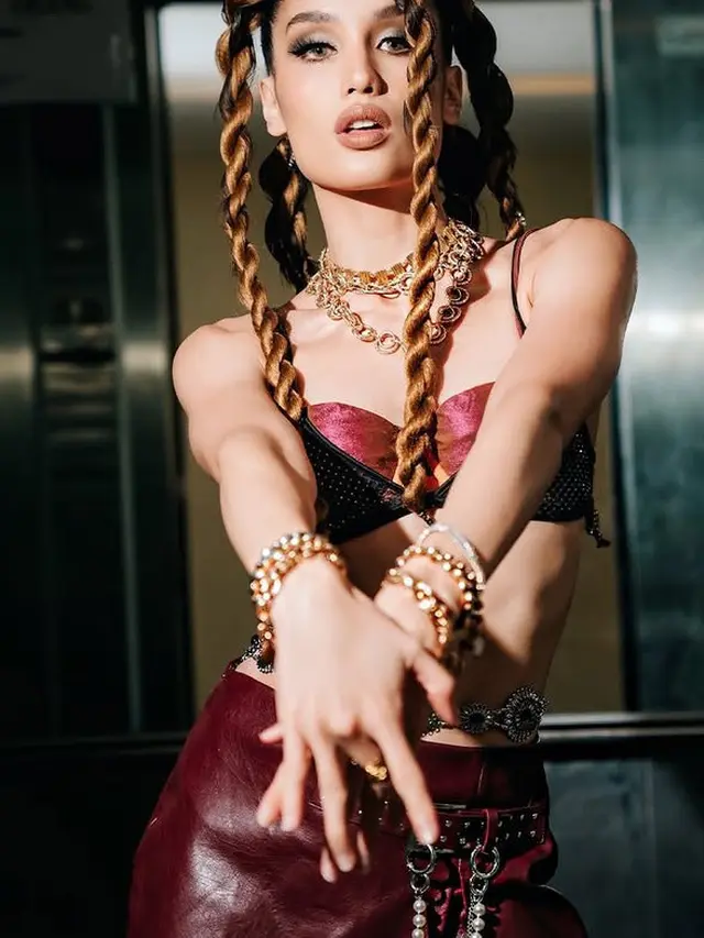 Gaya Cinta Laura saat manggung di DWP 2024. [@claurakiehl]