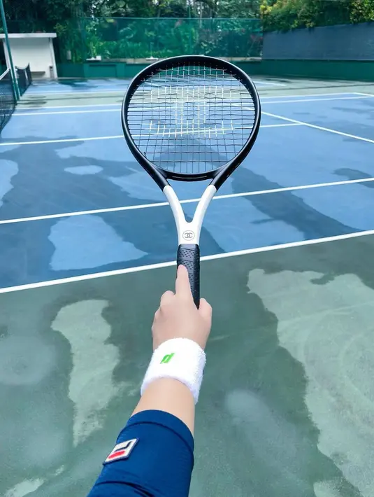 Kali ini, bukan baju, sepatu, atau aksesori, tapi racket set. Foto: Instagram.