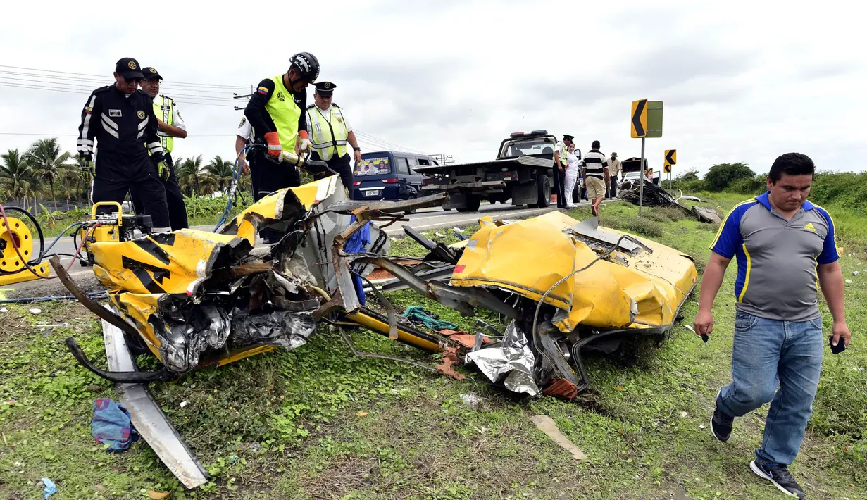 Petugas memeriksa sisa puing bus sekolah usai mengalami kecelakaan di Yaguachi-Milagro, Ekuador, Jumat (14/1). Dilaporkan sedikitnya 20 orang tewas dan 17 lainnya mengalami luka-luka. (AFP PHOTO/MAURICIO DE LA CADENA)