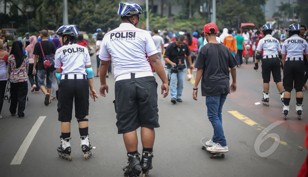Polisi berkeliling menggunakan sepatu roda saat berpatroli di area Car Free Day, di Bundaran HI, Jakarta, Minggu (3/5/2015). Patroli polisi ini dilakukan untuk menjaga ketertiban serta keamanan bagi warga yang berolahraga. (Liputan6.com/Faizal Fanani)