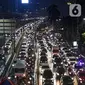 Sejumlah kendaraan terjebak kemacetan di Tol Dalam Kota, Jakarta, Rabu (18/5/2022). Meningkatnya volume kendaraan di Ibu Kota terjadi karena sejumlah pegawai telah kembali kerja dari kantor atau work from office (WFO). (Liputan6.com/Faizal Fanani)