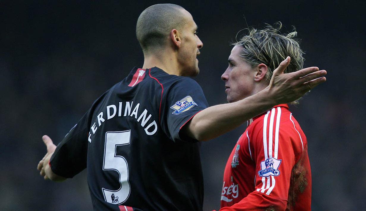 Bek Manchester United, Rio Ferdinand, berdebat dengan striker Liverpool, Fernando Torres, pada laga Liga Premier Inggris di Stadion Anfield, Inggris, Minggu (16/12/2007). (AFP/Andrew Yates)