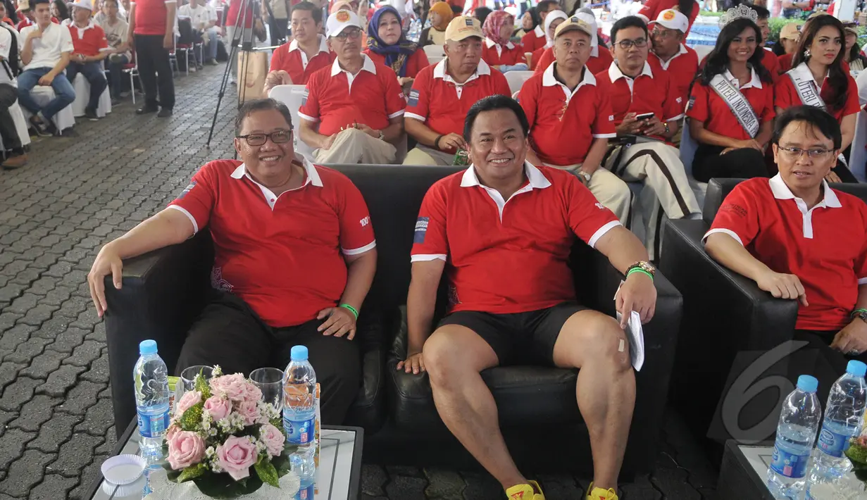 Mendag Rahmat Gobel (tengah) dan Menteri ‎Koperasi dan UKM Anak Agung Gede Ngurah Puspayoga (kiri) saat menghadiri Peringatan Hari Konsumen Nasional, Lapangan Parkir Gedung Sarinah, Jakarta, Minggu (10/5/2015). (Liputan6.com/Herman Zakharia) 
