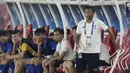 Pelatih Chinese Taipei, Chen Pho-Yu, saat melawan Indonesia pada laga AFC U-19 di SUGBK, Jakarta, Kamis (18/10/2018). Indonesia menang 3-1 atas Chinese Taipei. (Bola.com/M Iqbal Ichsan)