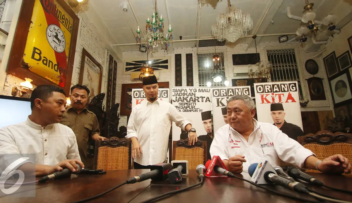 Ahmad Dhani (tengah) jelang menggelar konferensi pers terkait dukungannya kepada Rizal Ramli untuk maju di Pilkada DKI Jakarta 2017 bersama Gerakan Orang Kita, Jakarta, Jumat (5/8). (Liputan6.com/Immanuel Antonius)