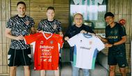 CEO Bali United, Yabes Tanuri, dan Direktur Akademi Bali United, Gde Mahatma Dharma, saat menerima kunjungan Pelatih Tranmere Rovers, Dan O’Donnell, dan International Academy Manager Tranmere Rovers, Matt Hunter, di Bali United Training Center. (Dok. Bali United)