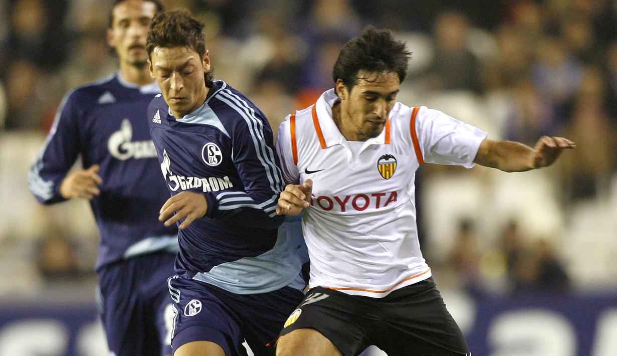 1. Mesut Ozil (Arsenal) - Pada tahun 2005 dirinya bergabung dengan akademi junior Schalke 04 hingga akhinya mendapat kontrak profesional. Gelandang asal Jerman ini berhasil menjelma menjadi salah satu playmaker terbaik dunia. (AFP/Diego Tuson)