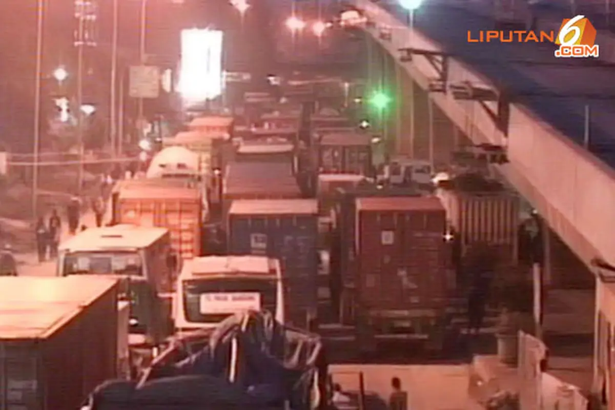 macet-parah-priok130715d.jpg