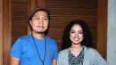 Sementara menurut Wizzy, Sandhy Sondoro merupakan salah satu penyanyi idolanya di Indonesia. Ia pun mengaku kaget sekaligus senang ketika tahu akan berduet dengan idolanya. (Deki Prayoga/Bintang.com)