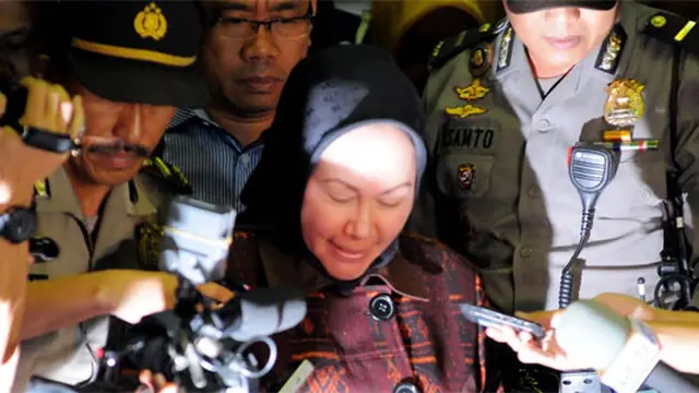 [VIDEO] Usai Diperiksa KPK 11 Jam, Ratu Atut Terobos Kerumunan Wartawan