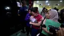 Keluarga salah satu korban kecelakaan kereta api, yang melibatkan KA Argo Bromo Anggrek dan KRL Commuter Line di Stasiun Bekasi Timur, tidak kuasa menahan kesedihan saat penyerahan jenazah yang sudah teridentifikasi di Rumah Sakit Polri Kramat Jati, Jakarta Timur, Selasa (28/4/2026). (Kapanlagi.com/Budy Santoso)