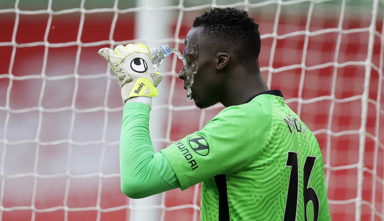 Penjaga gawang Chelsea, Edouard Mendy membasuh muka dalam pertandingan Liga Inggris melawan Southampton, Sabtu (20/2/2021). (Foto: AFP/Pool/Kirsty Wigglesworth)