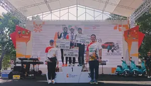 Kapolda Riau Irjen Mohammad Iqbal beserta istri menyerahkan hadiah kepada peserta Riau Bhayangkara Run di Pekanbaru. (Liputan6.com/M Syukur)