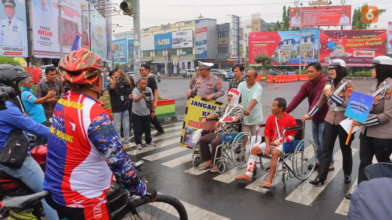 Polisi cilik hingga warga yang dirias seperti korban usai mengalami kecelakaan lalu lintas akibat menghiraukan peraturan berlalulintas pun ditampilkan oleh Satlantas Polresta Bandar Lampung.