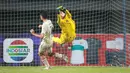 Kiper Timnas Indonesia U-19, Cahya Supriadi berusaha menghalau bola saat matchday ketiga Grup A Piala AFF U-19 2022 antara Timnas Indonesia U-19 melawan Timnas Thailand U-19 di Stadion Patriot Candrabhaga, Bekasi, Jawa Barat, Rabu (06/07/2022). (Bola.com/Bagaskara Lazuardi)