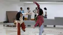 Pertunjukan ini didukung oleh duo komposer ternama Ifa Fachir dan Simhala Avadana yang berkolaborasi menghadirkan musik orisinil dari lagu-lagu populernya seperti Perahu Kertas, Milyaran Manusia, Dua Manusia, Tahu Diri, dan Langit Amat Indah. Tampak dalam foto, pelakon musikal Perahu Kertas berakting pada sesi latihan di Ciputra Artpreneur, Jakarta, Kamis (15/1/2026). (KapanLagi.com/Budy Santoso)
