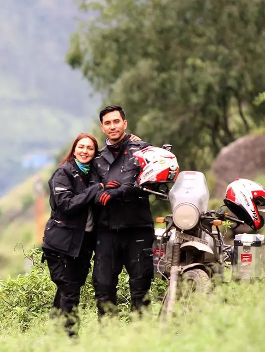 Trauma yang dialami Donna Agnesia soal naik motor ini pun lantaran, kakaknya pernah alami kecelakaan motor. Ia pun mengaku enggak bisa naik motor, bahkan saat dibonceng pun ia merasa deg-degan.
(Liputan6.com/IG/@darius_sinathrya)