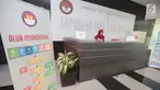 Seorang petugas berjaga di meja resepsionis gedung Lembaga Perlindungan Saksi dan Korban (LPSK), Jakarta, Kamis (6/9). Gedung khusus untuk kantor LPSK ini diharapkan dapat memaksimalkan kinerja lembaga tersebut. (Liputan6.com/Faizal Fanani)