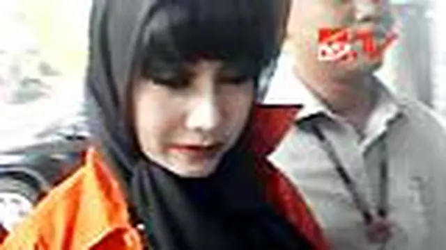 Hanya Tersenyum, Malinda Dee Enggan Berkomentar