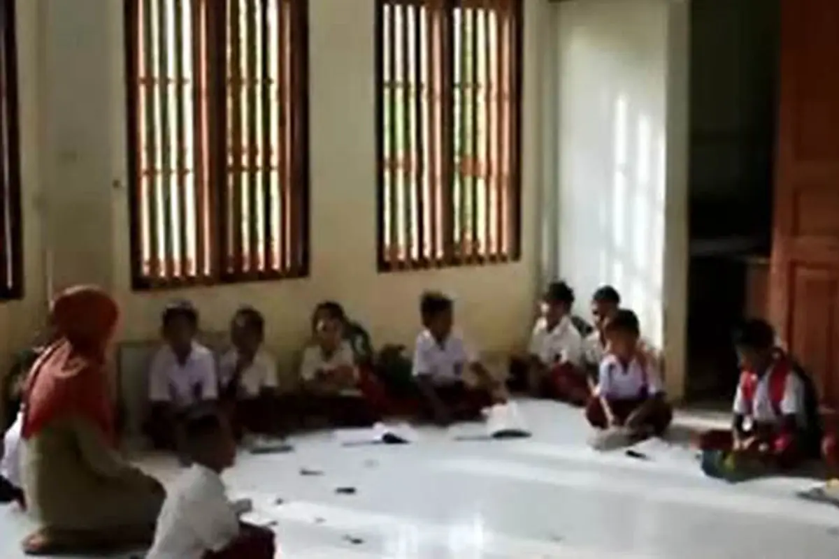 Siswa di Perdalaman Aceh Utara Belajar di Lantai