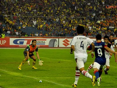 Pemain Malaysia, Norshahrul berusaha melewati pertahanan pemain Laos dalam Laga Piala AFF Suzuki 2012 grup B di Stadion Bukit Jalil, Kuala Lumpur Malaysia, rabu 28 November 2012. pertandingan dimenangkan Malaysia dengan skor 4-1.