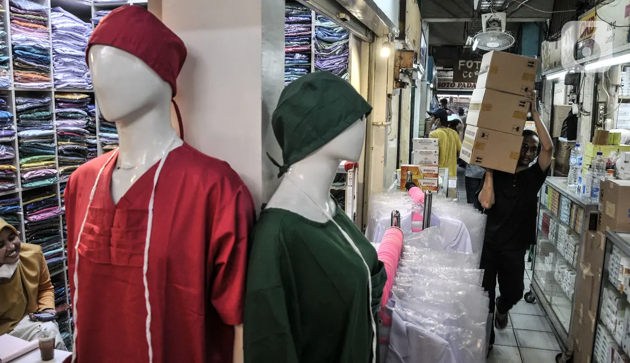Aktivitas di Pasar Pramuka, Jakarta, Rabu (2/2/2022). Pedagang mengaku penjualan kebutuhan medis seperti obat, masker, dan oksigen mulai diburu warga sebagai antisipasi melambungnya harga seiring terus melonjaknya kasus positif COVID-19. (merdeka.com/Iqbal S. Nugroho)