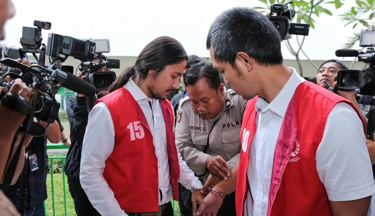 Ello datang di Pengadilan Negeri Jakarta Selatan sekitar pukul 15.30 WIB. Tidak ada kata dari mulutnya yang berjalan terburu-buru menuju sebuah ruangan di bagian belakang pengadilan. (Adrian Putra/Bintang.com)