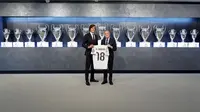 Alvaro Carreras akhirnya resmi diperkenalkan sebagai pemain anyar Real Madrid, Selasa (15/7/2025) malam WIB. (dok. Real Madrid)