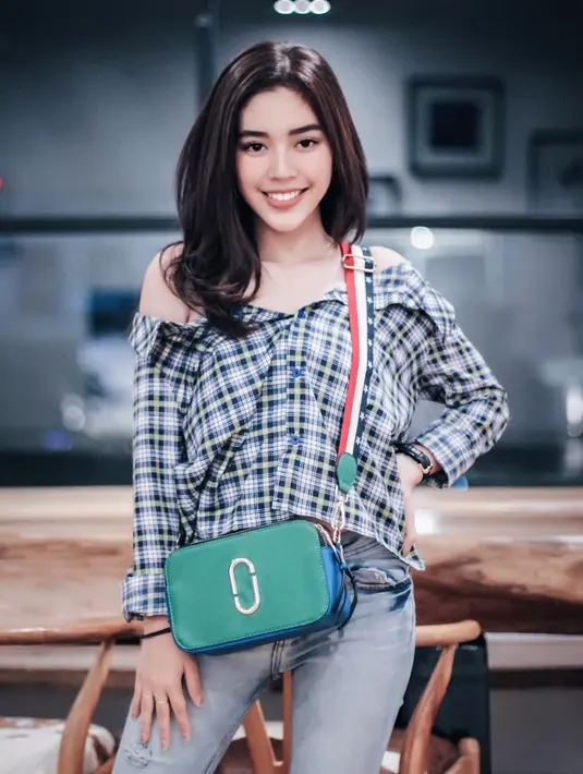 Fay Nabila dipercaya memerankan karakter Riska di sineton Orang Ketiga. Di sinetron itu, ia digambarkan sebagai karyawan kantor, padahal ia baru berusia 18 tahun. (Foto: instagram.com/faynabilarizka)