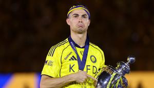 Cristiano Ronaldo mengangkat trofi Saudi Pro League 2025/2026. (Fayez NURELDINE / AFP)