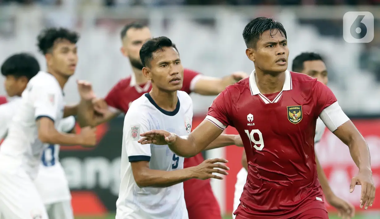Kapten timnas Indonesia, Fachruddin Wahyudi A (kanan) saat laga kualifikasi Grup A Piala AFF 2022 melawan Kamboja di Stadion Utama Gelora Bung Karno, Jakarta, Jumat (23/12/2022). Indonesia unggul 2-1 atas Kamboja. (Liputan6.com/Helmi Fithriansyah)