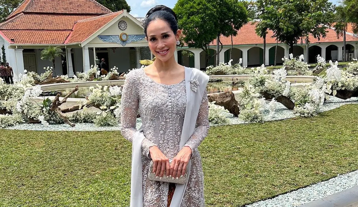 <p>Model hits era 90-an, Loemongga Haoemasan yang kini fokus dampingi Agus Gumiwang sebagai Menteri Perindustrian di Kabinet Indonesia Maju, terlihat elegan mengenakan kebaya karya Didiet Maulana dan selendang abu-abu, serta jarik cokelat.[@loemongga]</p>