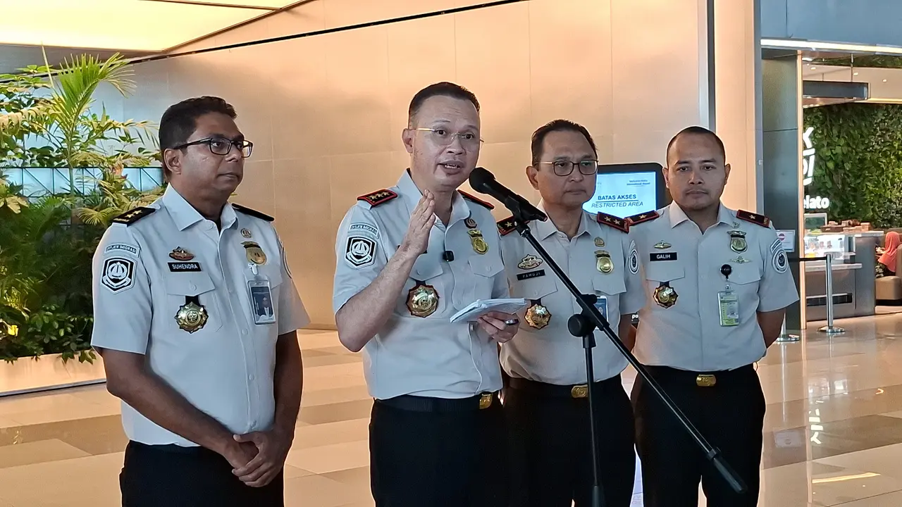 Dirjen Imigrasi Hendarsam Marantoko saat meninjau Terminal 3 Bandara Soekarno-Hatta, Senin (7/9/2026). (Liputan6.com/Pramita)