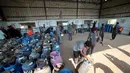 Blokade Israel juga menghalangi masuknya bantuan medis, serta pangan, yang memperburuk penderitaan lebih dari dua juta warga Gaza yang kini hidup dalam kelelahan ekstrem akibat genosida berkepanjangan. Tampak dalam foto, pekerja Palestina memuat tabung gas setelah diisi untuk pertama kalinya dalam setahun, di stasiun pengisian resmi di kamp pengungsi Nuseirat, di bagian tengah Jalur Gaza, pada 10 November 2025. (Eyad Baba/AFP)