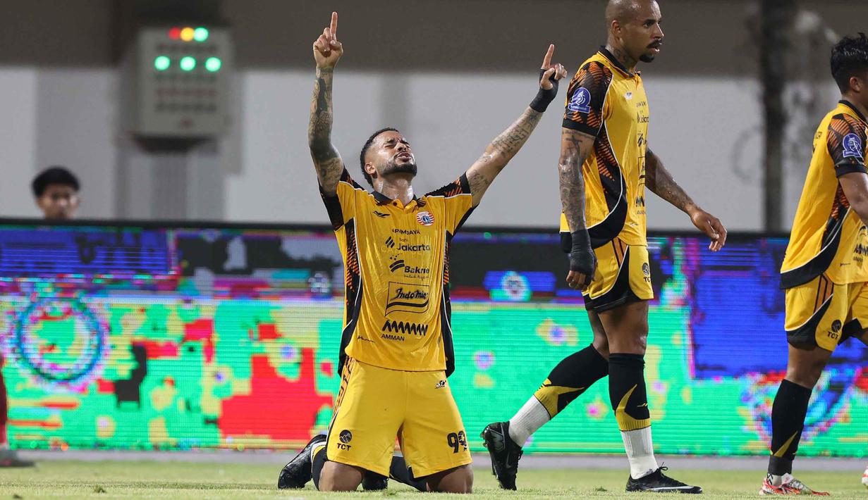 Hasilnya, pada menit ke-37, Maxwell Souza berhasil merobek jala gawang Madura United. (Bola.com/Abdul Aziz)