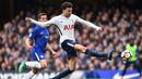 Gelandang Tottenham, Dele Alli, melepaskan tendangan ke gawang Chelsea pada laga Premier League di Stadion Stamford Bridge, London, Minggu (1/4/2018). Chelsea kalah 1-3 dari Tottenham. (AFP/Glyn Kirk)