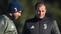 Pelatih Juventus, Massimiliano Allegri, memimpin sesi latihan jelang laga Liga Champions di Training Center Juventus, Minggu (3/12/2017). Juventus akan berhadapan melawan Olympiakos. (AFP/Marco Bertorello)