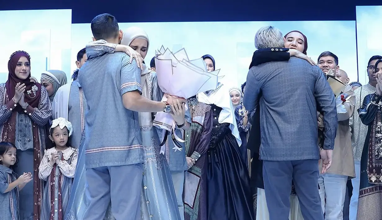 Antusiasme publik terhadap acara Reflection Ramadan Show 2025 sangat tinggi. Hal ini terlihat dari banyaknya unggahan di media sosial yang memuji koleksi terbaru dari Zaskia Sungkar dan Shireen Sungkar. Kesuksesan ini juga menunjukkan konsistensi Zaskia dan Shireen dalam berkarya di industri fashion muslim Indonesia. Keduanya mampu berinovasi dan menghadirkan koleksi yang selalu dinantikan setiap tahunnya. (Liputan6.com/IG/@shireensungkar)