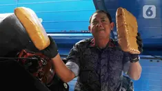 Direktur Pengawasan Tahanan dan Barang Bukti (Wastahti) Badan Narkotika Nasional (BNN) Samudi menunjukkan barang bukti saat pemusnahan ganja di Lapangan Gedung BNN, Jakarta, Rabu (18/1/2023). BNN memusnahkan barang bukti 222,697 kilogram ganja dan menangkap empat tersangka berinisial AE alias Adul, RJ, MF, dan G yang merupakan narapidana Lapas Kelas I Tangerang dari pengiriman paket kargo di depan Mall Cijantung. (merdeka.com/Imam Buhori)