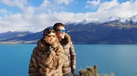 Syahrini dan Reino mengunjungi Lake Wakatipu sebagai salah satu lokasi untuk berlibur. Keduanya pun kompak menggunakan pakaian berwarna coklat. (Liputan6.com/IG/@princessyahrini)