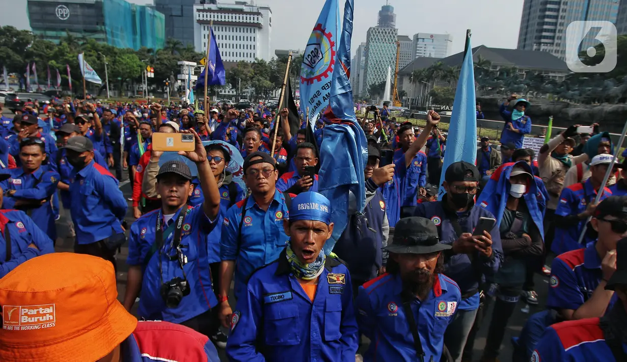 Massa buruh menggelar aksi demo di kawasan Patung Kuda, Jakarta Pusat, Kamis (14/9/2023). (Liputan6.com/Angga Yuniar)